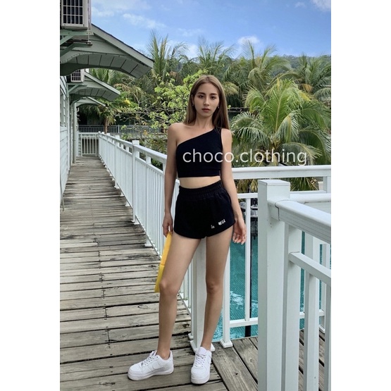 Áo crop không tay lệch vai, chất thun gân co giãn ôm fix.