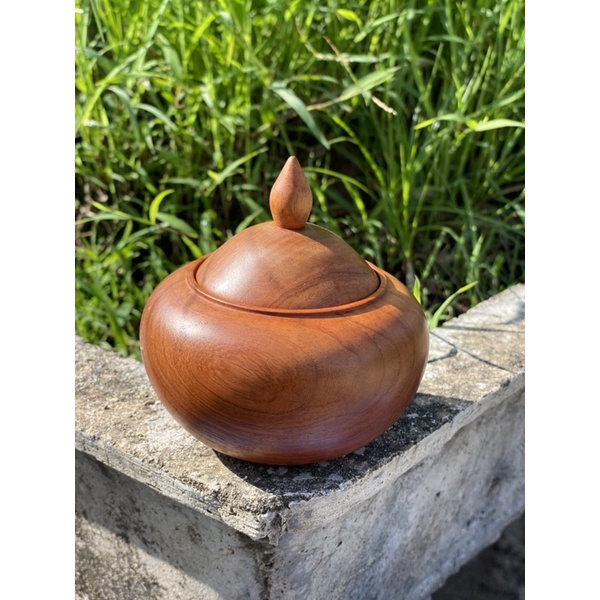 Hũ đựng đa năng . Đựng chè ,m , trầm hương . Làm bằng gỗ hương . Dùng để trang trí bàn tiếp khách gia đình