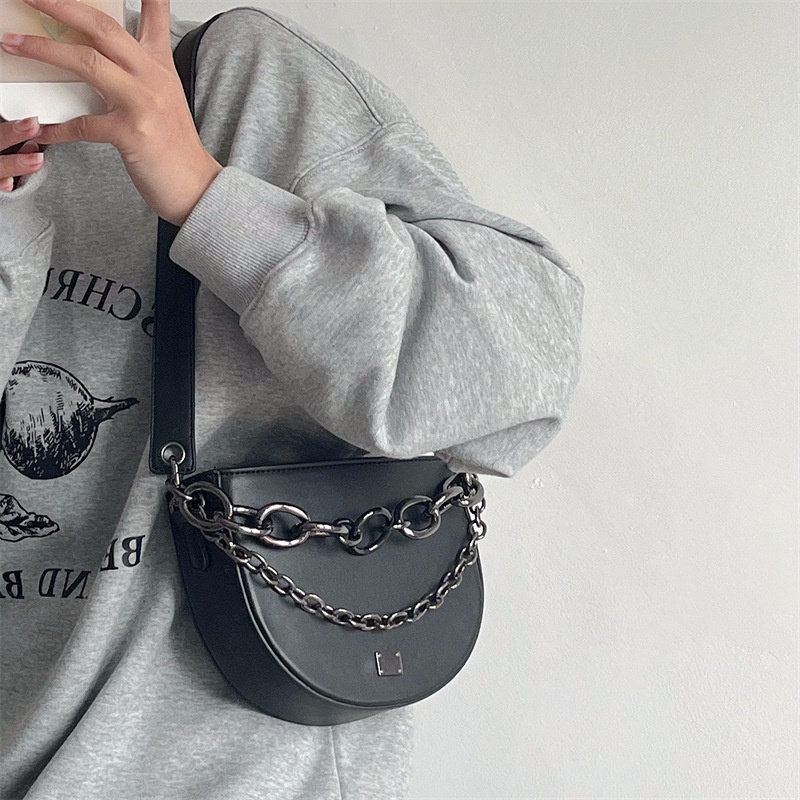 Túi Đeo Chéo Hình Yên Ngựa IELGY Phối Dây Xích Thời Trang Cho Nữ