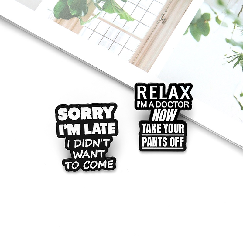 Ghim cài áo họa tiết chữ màu trắng đen cá tính