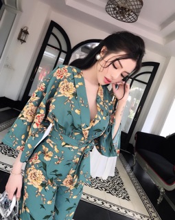 Jum hoa cổ chữ V