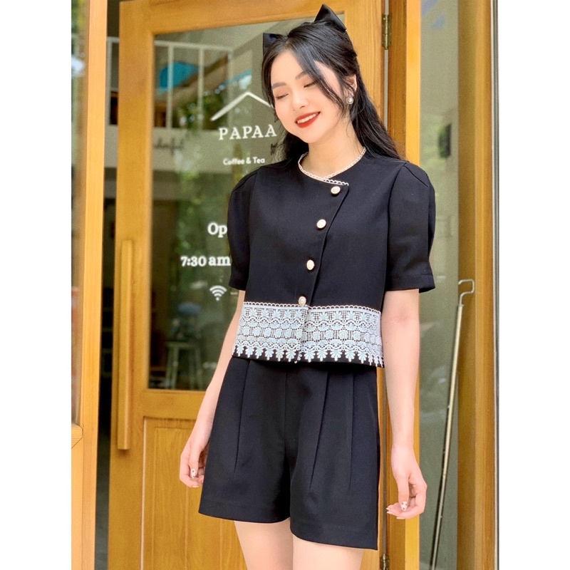 Áo đen phối chân ren Maylin