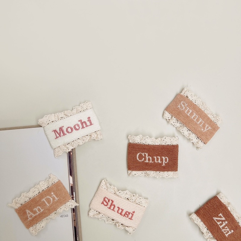 Kẹp tóc thêu tên cho bé phong cách hàn quốc