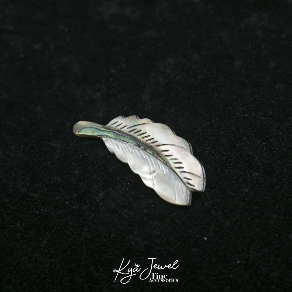 Cài áo Kya Jewel lông vũ xà cừ độc đáo