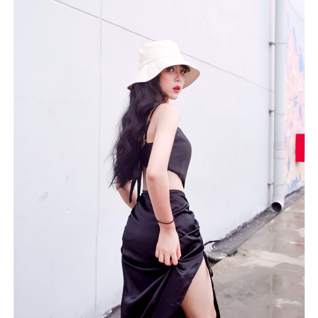 Set lụa áo yếm 2 dây + chân váy rút dây xẻ tà đi biển màu đen HS118 Hỉn Hỉn Store