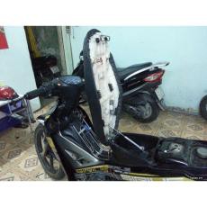 Cây Nâng yên xe máy cho cốp xe đủ rộng