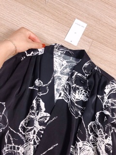 Áo sơ mi cổ V hoa lá cành.