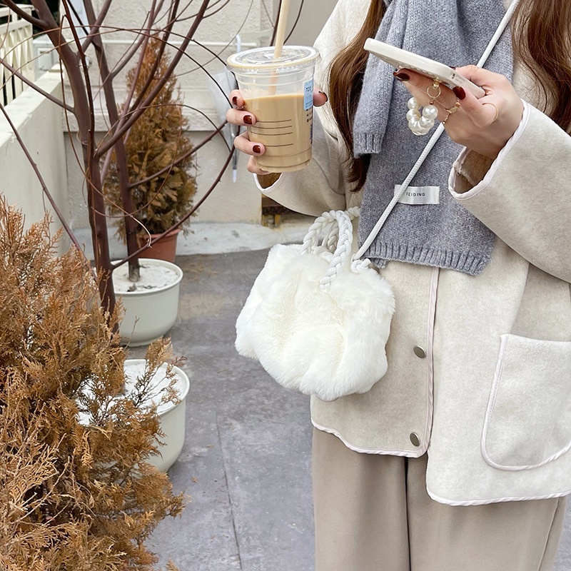 Túi Đeo Chéo Hình Đám Mây Xếp Ly Phối Lông Dễ Phối Đồ Hợp Thời Trang