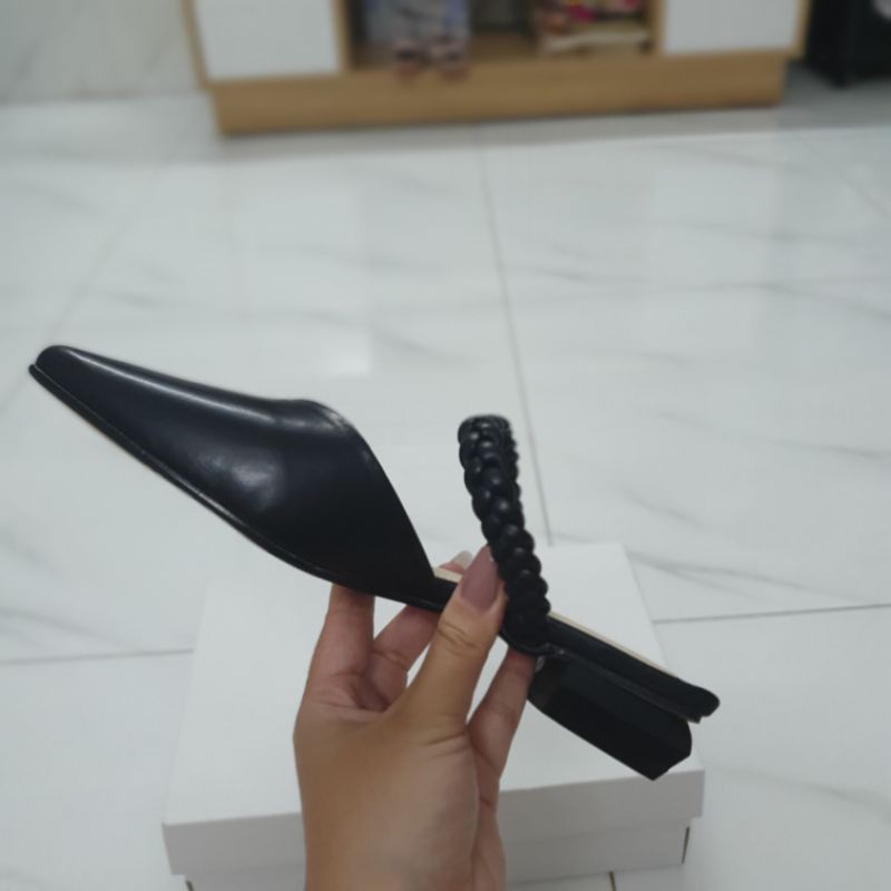 Dép búp bê sục.