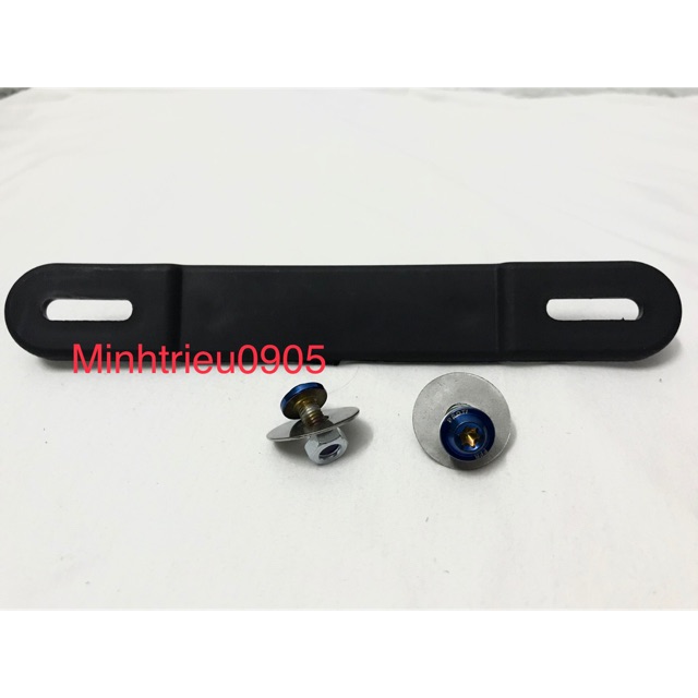 Bass/Pát gắn bảng tên
