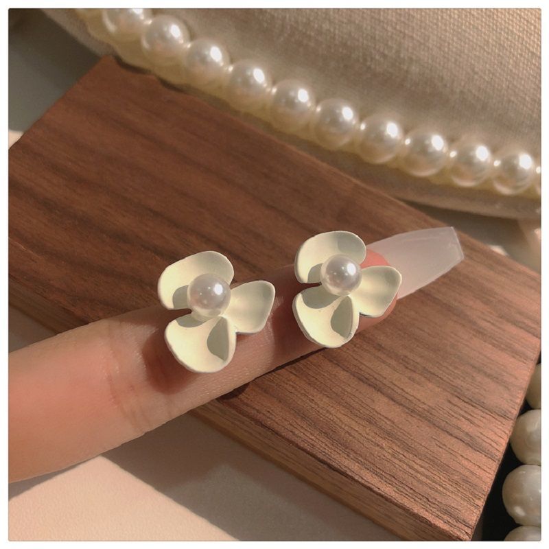 Khuyên tai nữ kiểu dáng xinh xắn hợp thời trang