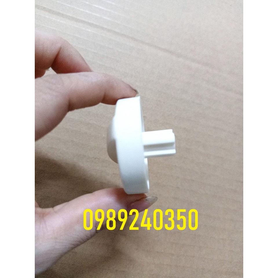 Núm vặn xoay lò vi sóng để điều chỉnh chế độ cho lò vi sóng cơ