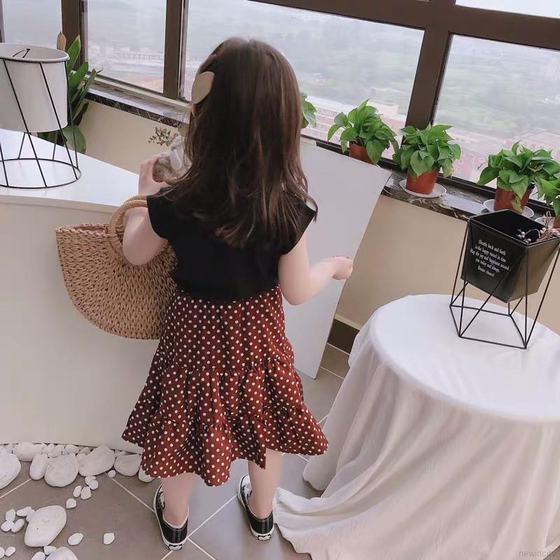 Bộ trang phục gồm áo sát nách + chân váy họa tiết chấm bi cho bé gái