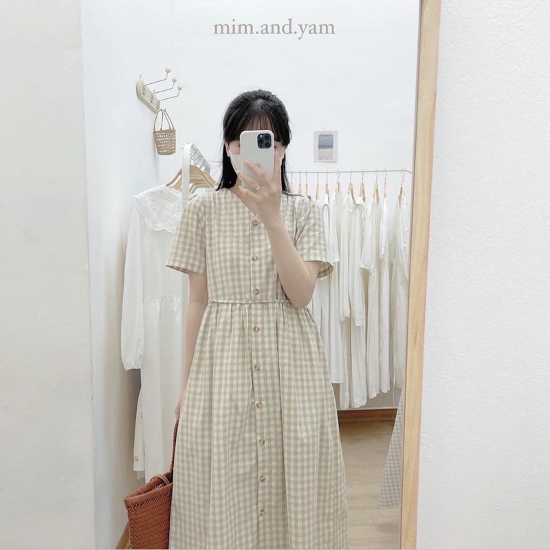 Váy kẻ cổ V