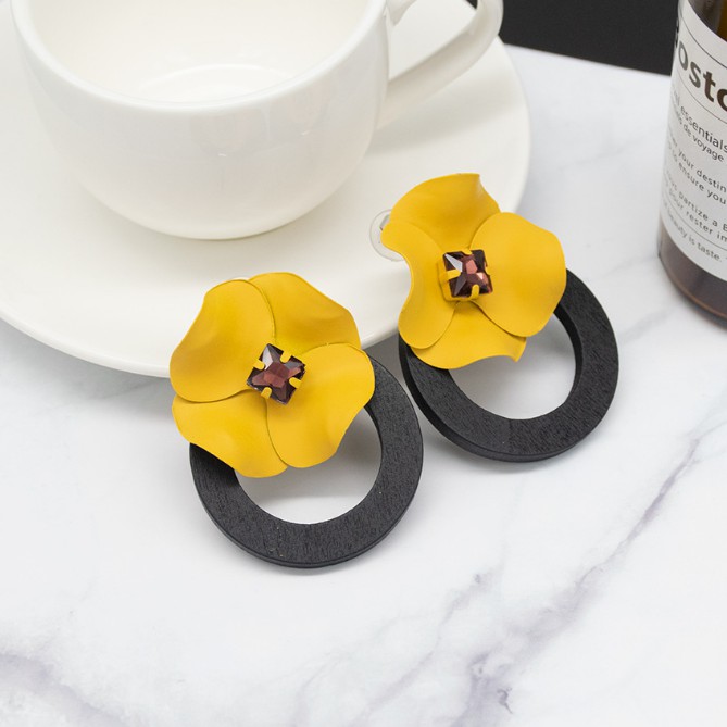 Khuyên tai nụ hoa cá tính