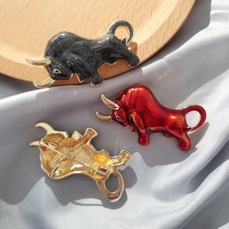 Huy hiệu cài áo hình chú bò hoạt hình đáng yêu