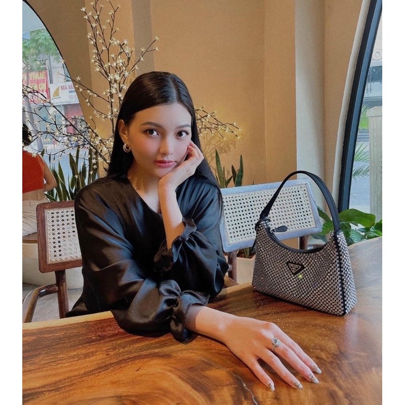 Túi kẹp nách prada size23cm fullbox đá sáng đẹp chẩn auth