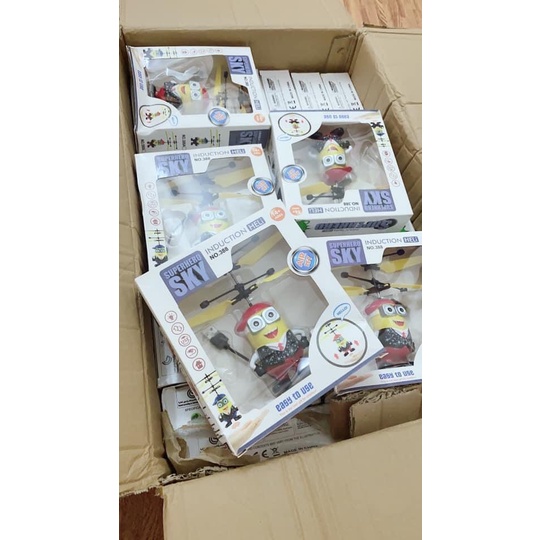 Đồ Chơi Máy Bay Trực thăng Cảm Ứng bằng tay minion cho bé