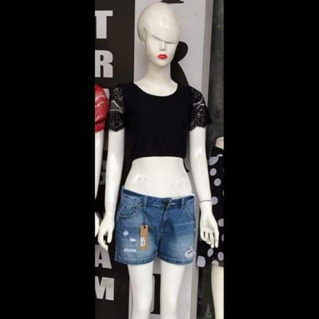 Áo ren tay con, mặc trong váy sát nách, chất vải co giãn, mặc vô cùng thoải mái, gồm có 2size M, L.