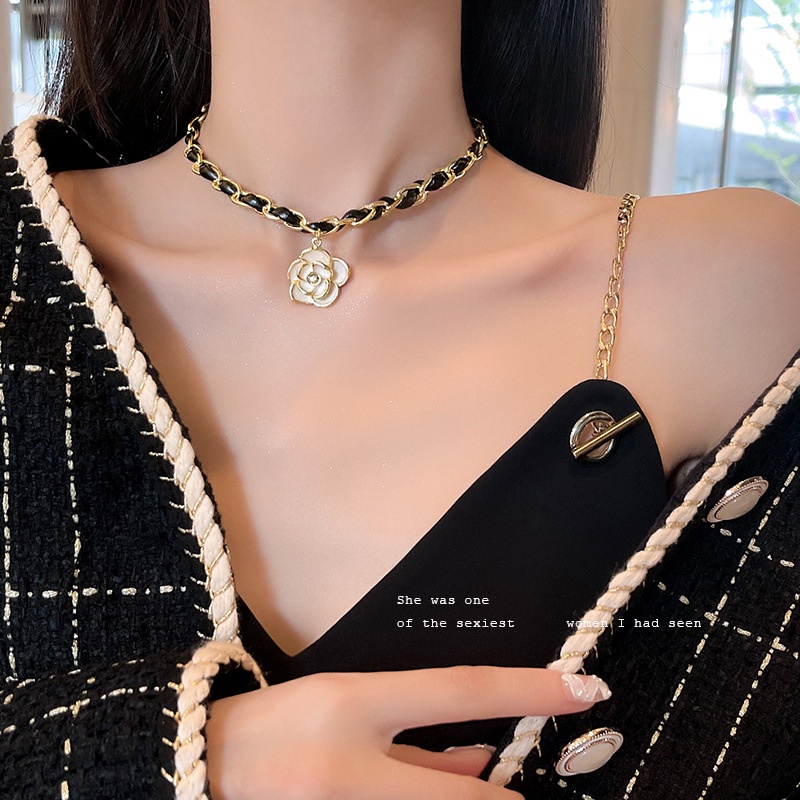 Vòng Cổ Da Màu Đen Phối Mặt Kim Loại Hình Hoa Trà Thời Trang