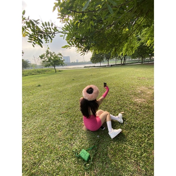 Nón lông giả màu hồng phong cách