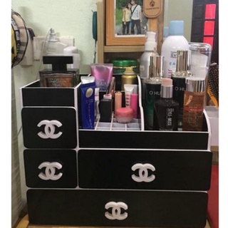 Kệ mỹ phẩm Plus màu đen núm chanel