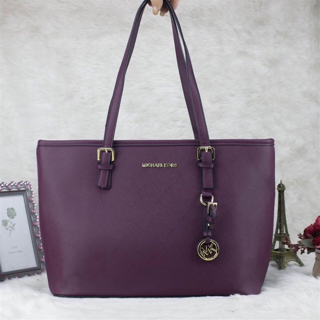 Túi xách MK dáng shopper kích thước ngang 36cmx cao 27cm x đáy 19cm thích hợp cho quý cô xinh đẹp đi du lịch hoặc đi làm