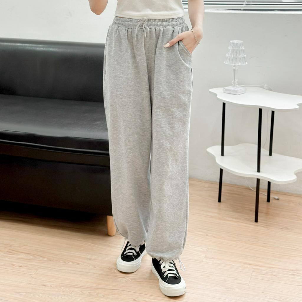 Quần joggers dáng rộng May Boutique Quần jogger nỉ da cá dây rút gấu phong cách Ulzzang QBS22D_108.009