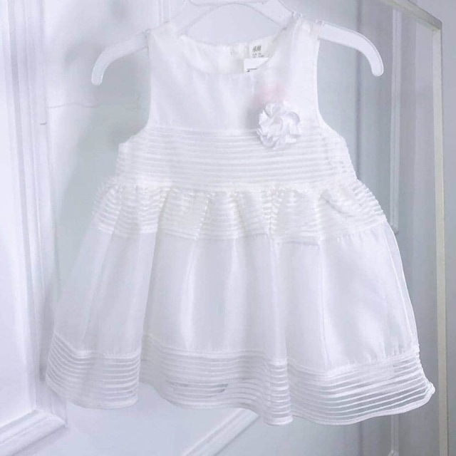 Váy trắng đính nơ HM UK săn sale sz 6/9, 2/3y/ 3/4y