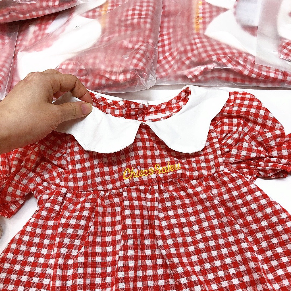 Váy kẻ đỏ cổ cánh sen thêu hoa