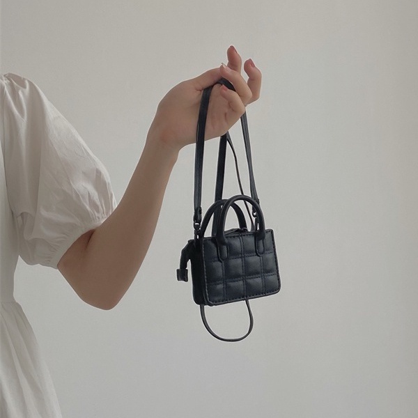 Túi đeo chéo mini bag siêu nhỏ chất liệu da trần trám kèm quai xách xinh xắn