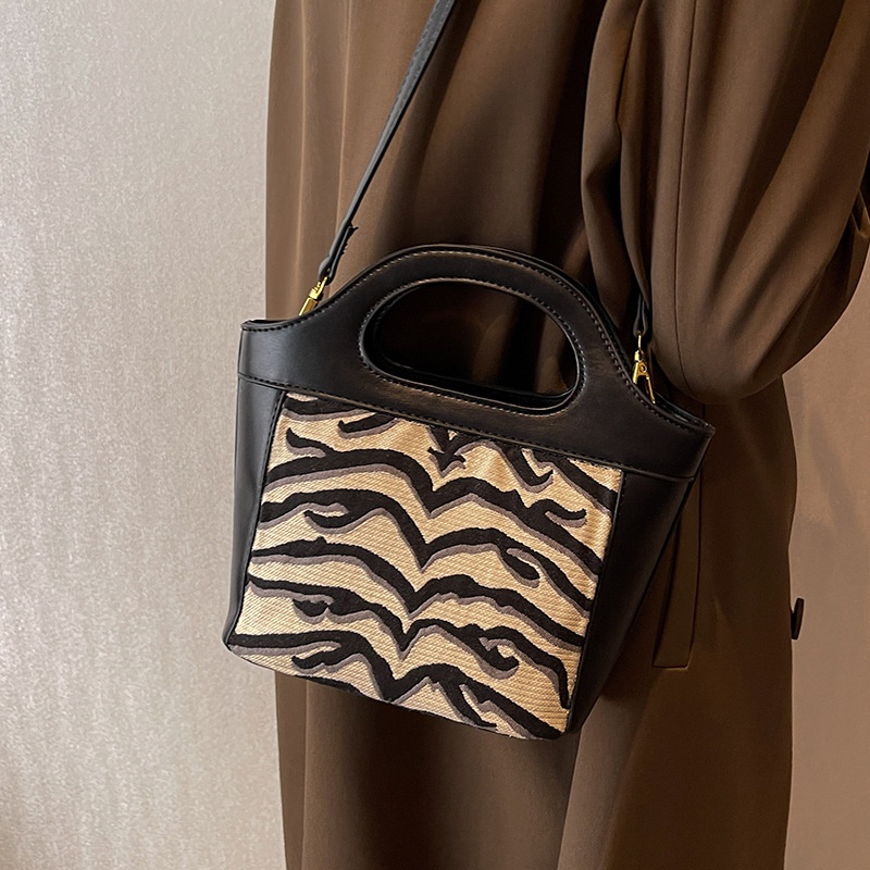 Túi đeo chéo vai IELGY kiểu xô kiểu dáng thiết kế niche độc đáo cho nữ