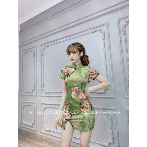 TB8 áo dài cách tân sườn xám trung hoa in 3D cổ kiểu tay ngắn đầm cổ tàu phối họa tiết hoa nền viền lai mày đen