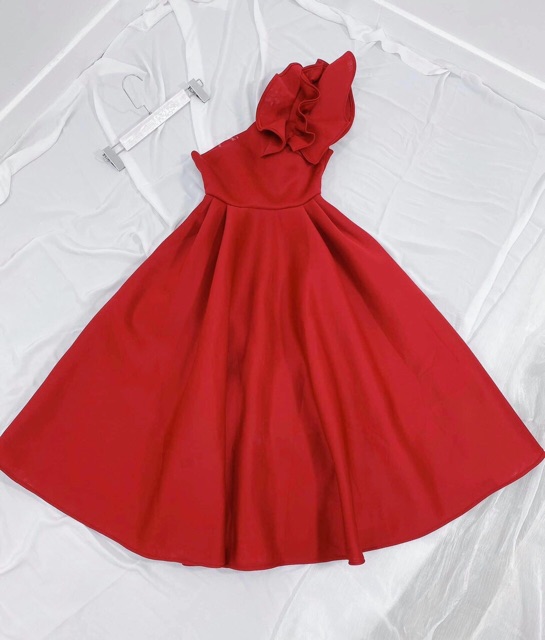 Đầm xoè lệch vai bèo