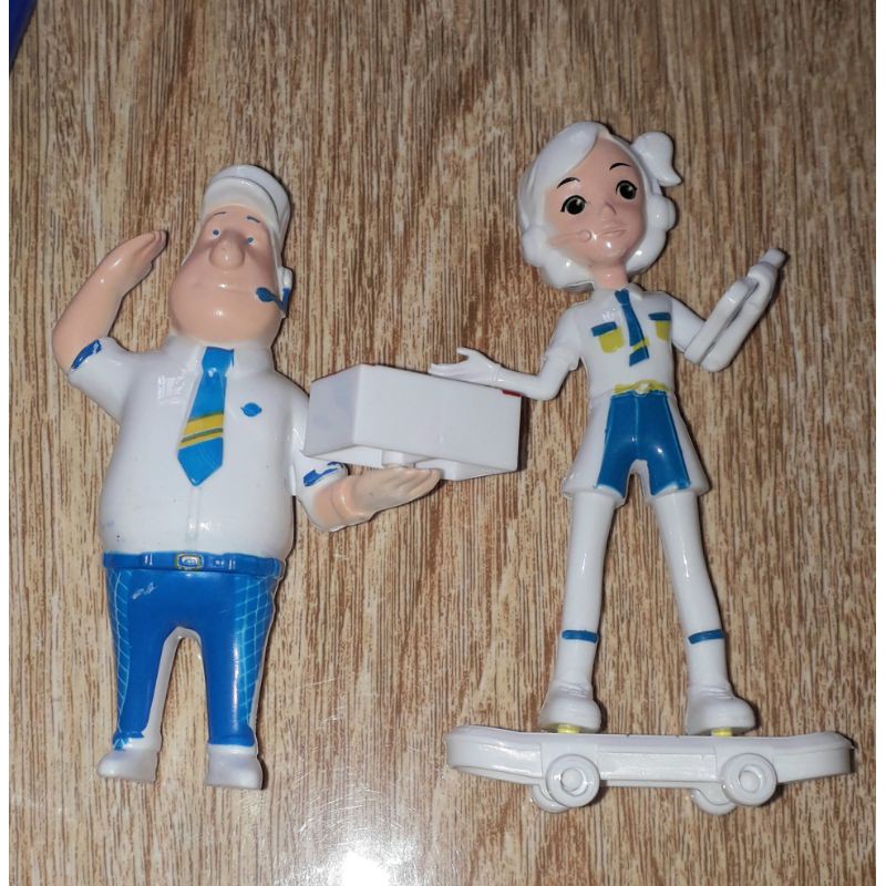 Sét 2 mô hình nhân viên giao hàng bằng nhựa cao 12cm kèm phụ kiện