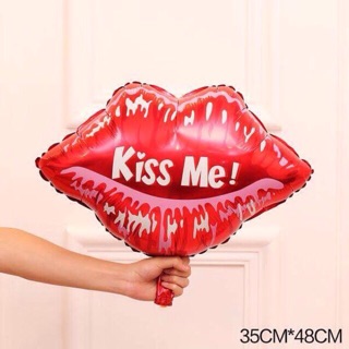 Bóng Tim Hình Môi In Chữ Kiss Me