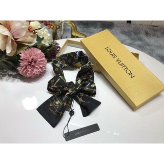 Khăn lụa LV thắt nơ xinh đẹp xuất sắc