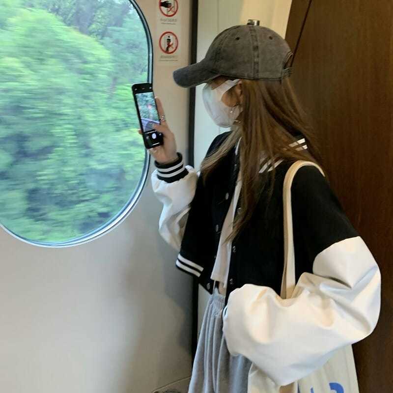 Áo khoác bóng chày dáng ngắn màu đen và trắng phong cách Mỹ đường phố 2021 thời trang xuân thu