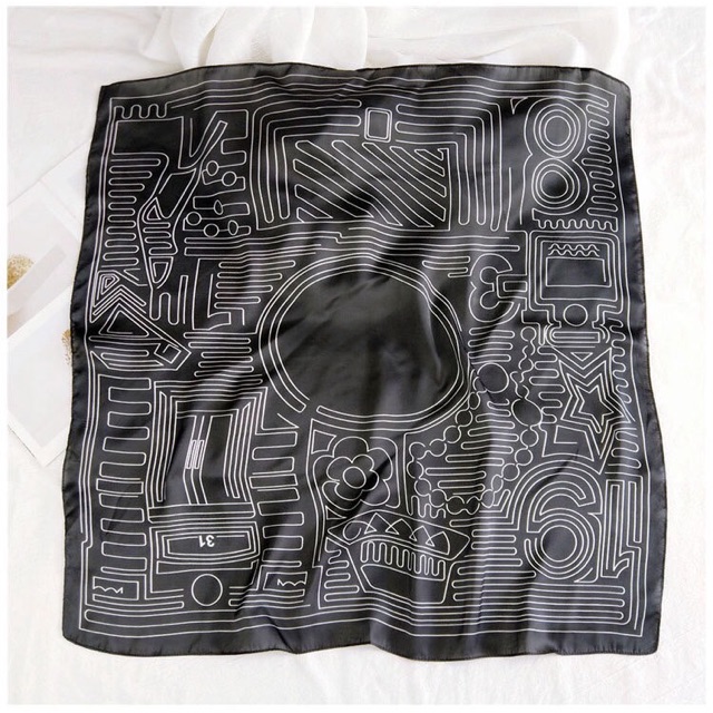 Khăn turban màu đen.