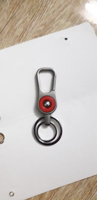 Một cái móc khóa có 2 vòng bằng thép không gỉ rất đẹp