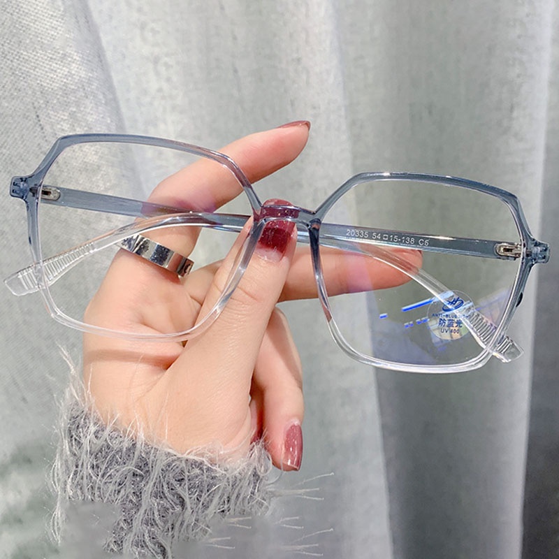 Mắt Kính Gọng Vuông Chữ V Thời Trang