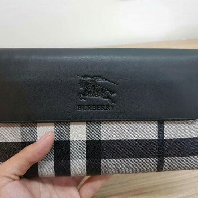 Ví cầm tay Burberry