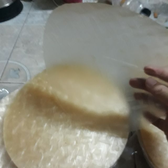 Bánh tráng vàng cuốn chả giò