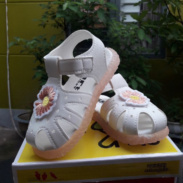 Giày Sandal bé gái♥️ FREESHIP♥️ hình hoa cúc đế cao su mềm chống trượt có đèn led cho bé gái