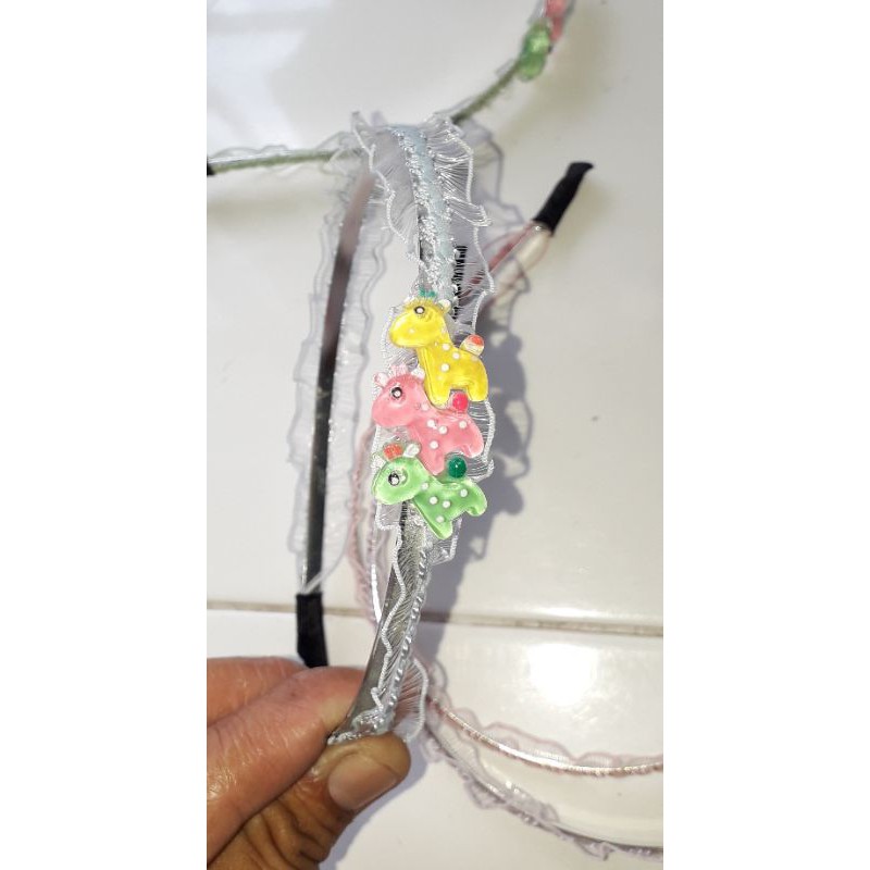 Một chiếc cài tóc bằng hợp kim dán gen và bông hoa rất đẹp