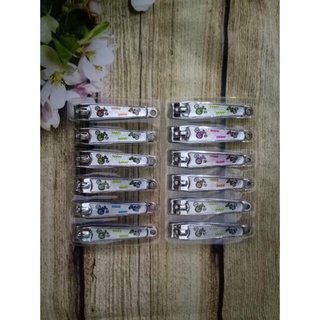 Bấm móng tay người lớn
