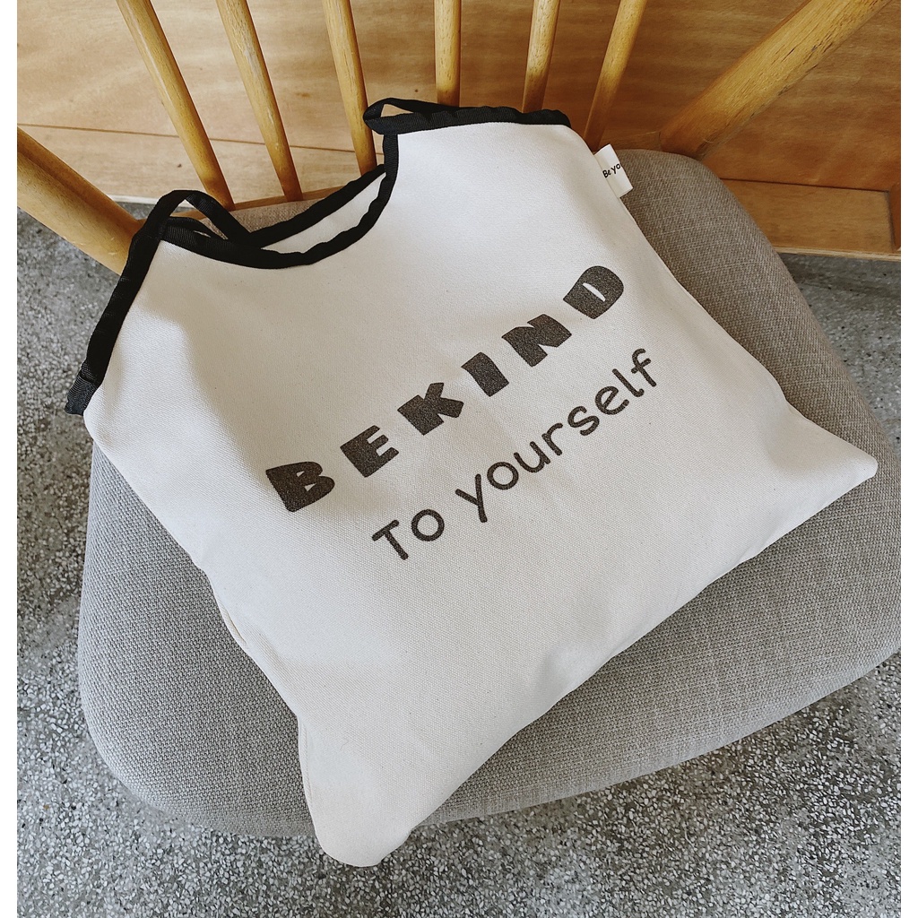 Túi tote BEKIND/BE HAPPY vải canvas mộc màu kem viền đen Tadi house vintage style