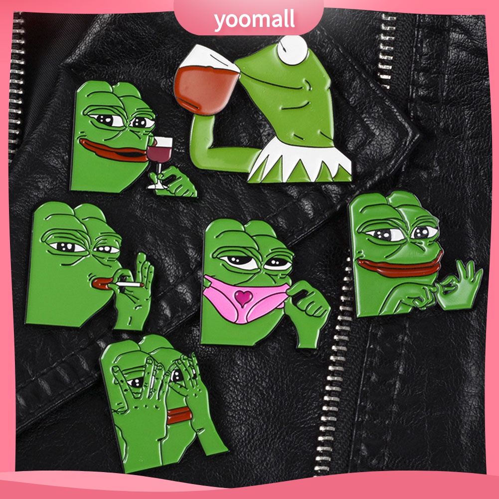 Ghim cài áo kiểu chú ếch dễ thương phối với trang phục denim dễ thương cho nữ