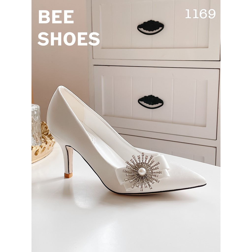 BEESHOES - GIÀY CAO GÓT NỮ MŨI NHỌN HỌA TIẾT NƠ HOA ĐÁ - GIÀY CAO GÓT NỮ GÓT NHỌN CAO 7 PHÂN SẴN MÀU TRẮNG 201169