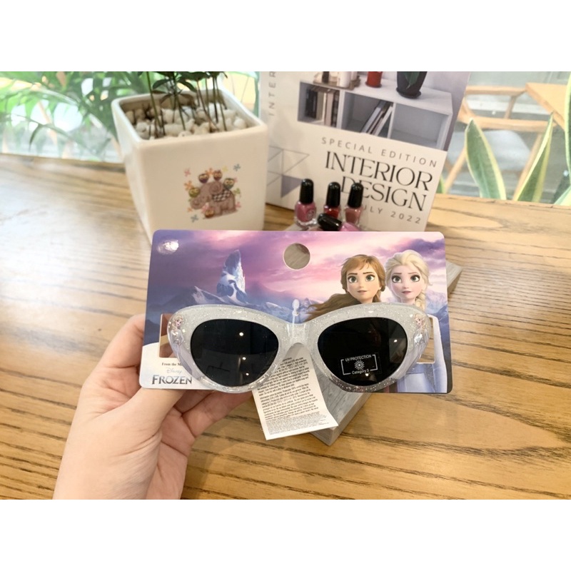 Kính mát trẻ em Primark size 4-6 tuổi ,có mail mua hàng của web , ảnh chụp tại shop
